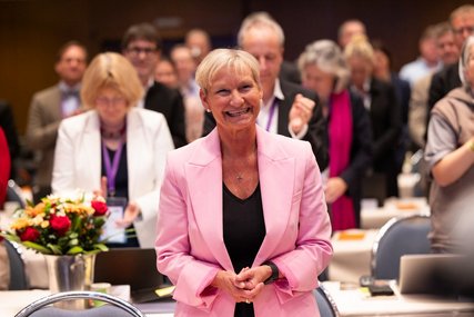 Eine Frau freut sich  - Copyright: EKD/MCK 
