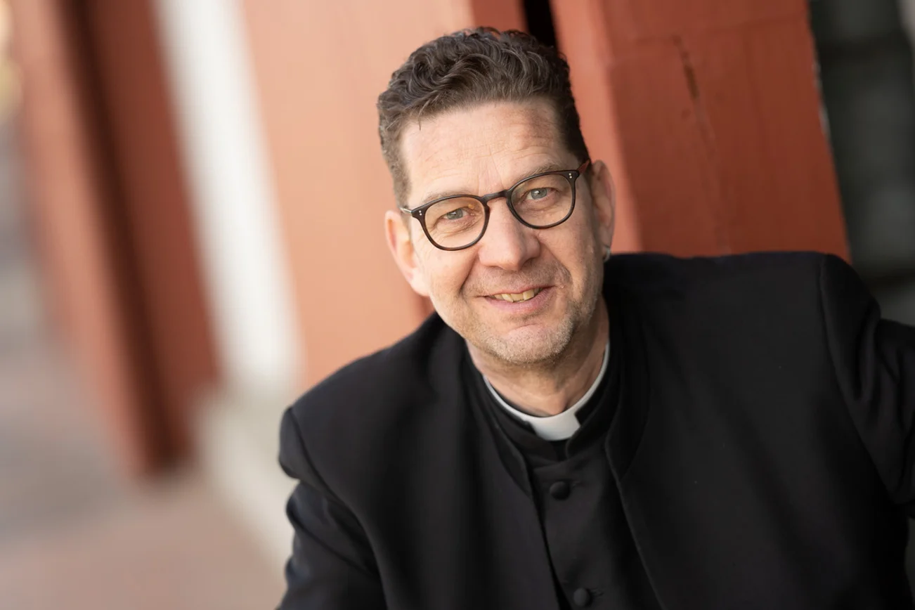 Heiko von Kiedrowski lächelt in die Kamera.