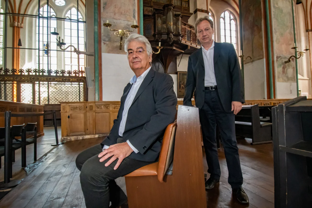 Zwei Männer in einer Kirche