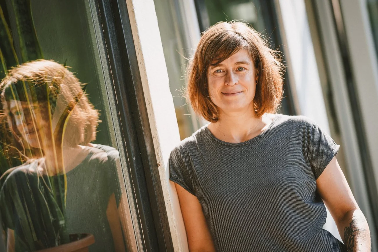 Eine Frau schaut in die Kamera