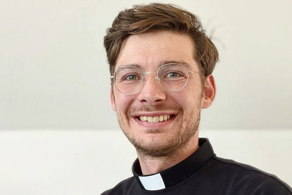 Pastor Jaan Thiesen lächelt in die Kamera - Hintergrund beige - Copyright: Jaan Thiesen