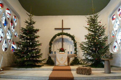 Der Altarraum der St. Philippus-Kirche zu Lübeck an Weihnachten. - Copyright: Pastor Andreas Mahler