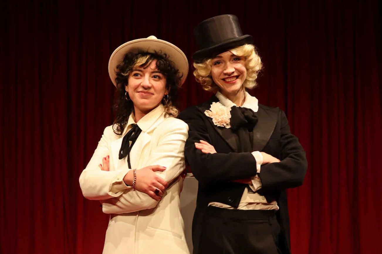 Die Schauspielerinnen Anna Lena Hitzfeld und Marlene Goksch auf der Bühne.