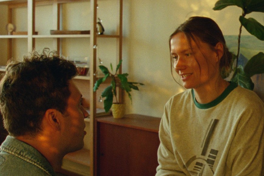 Ein Mann und eine Frau sehen sich an. - Copyright: ©Lithuanian Film Centre 