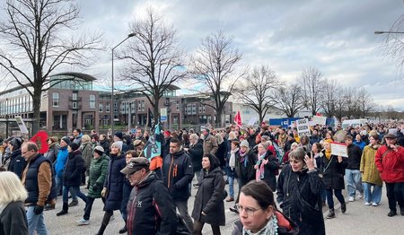 Viele Menschen gehen zusammen.