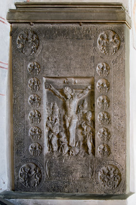 Steinerne Grabplatte an der Wand in St. Johannis Sterley 