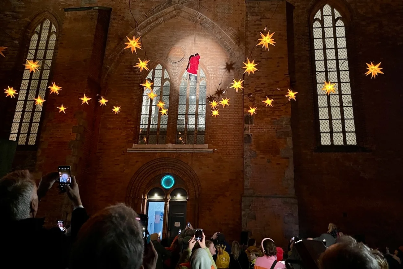 Blick auf eine Kirche 