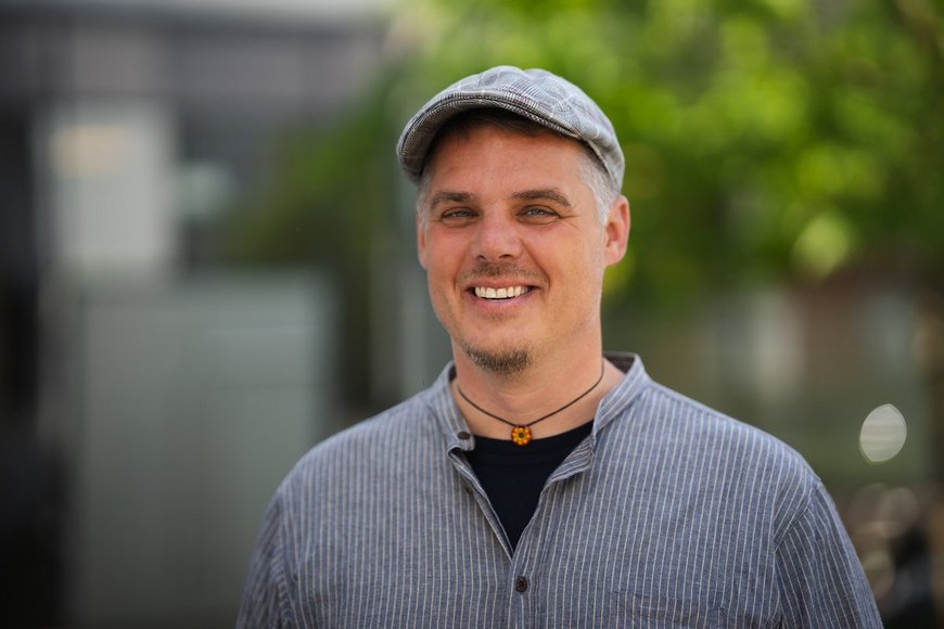 Mann lächelt in die Kamera - Copyright: Oliver Beck