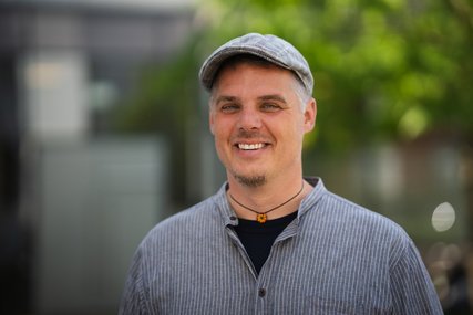 Mann lächelt in die Kamera - Copyright: Oliver Beck