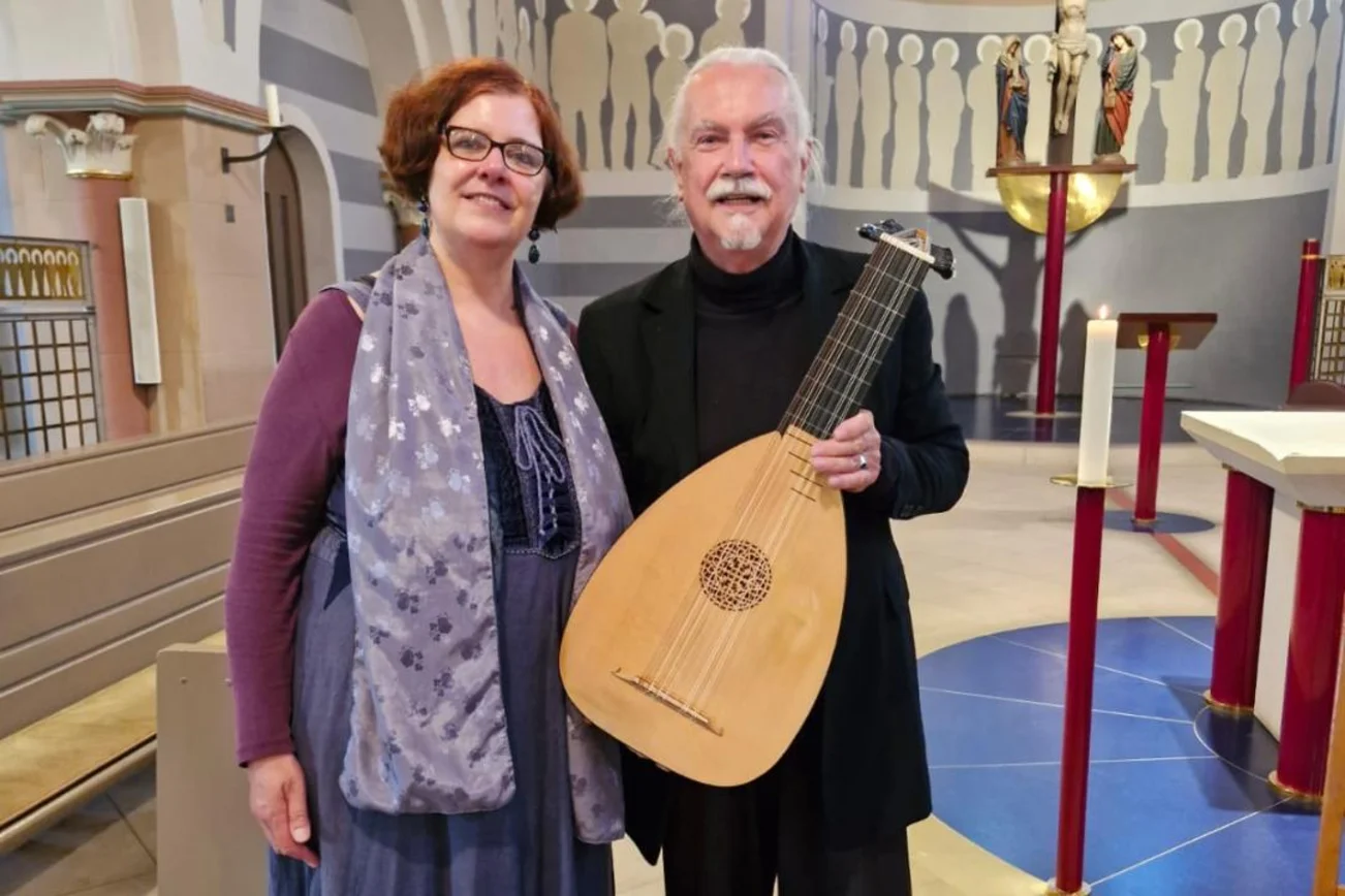 Ein Frau und ein Mann, der eine Laute in der Hand hält.