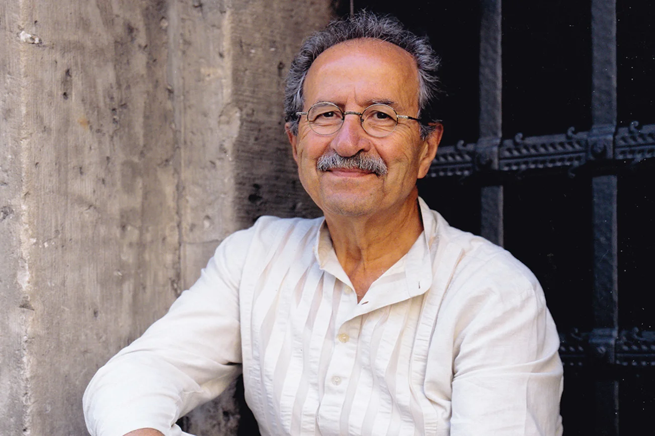 Auf dem Foto ist Autor Rafik Schami zu sehen, er liest aus „Die geheime Mission des Kardinals“.