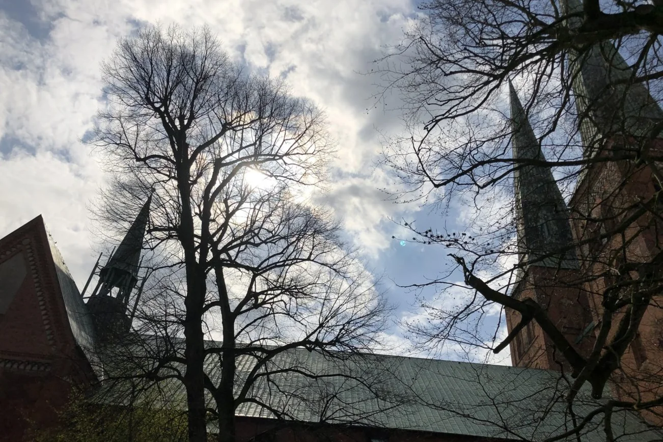 Eine Kirche im winterlichen Gegenlicht