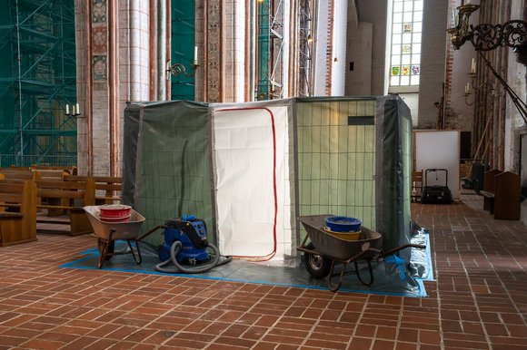 Copyright: Oliver Beck Blick auf ein Zelt in einer Kirche