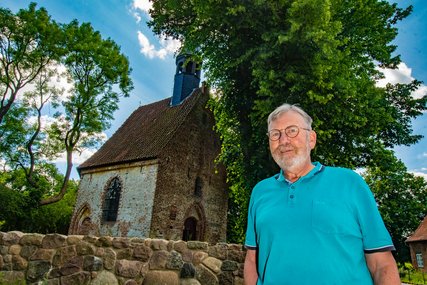 Ein Mann steht vor einer Kapelle - Copyright: Bastian Modrow
