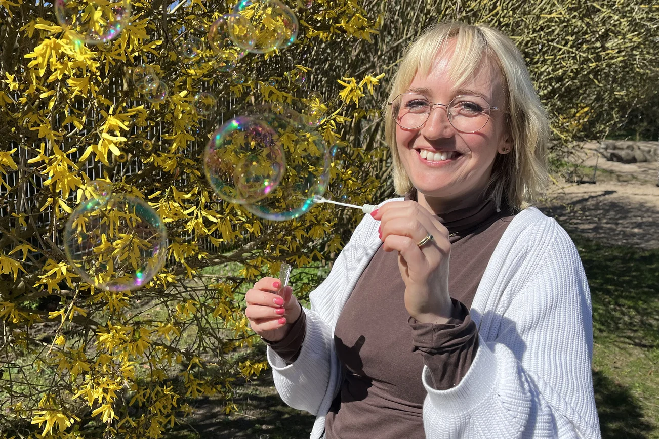 Frau pustet Seifenblasen