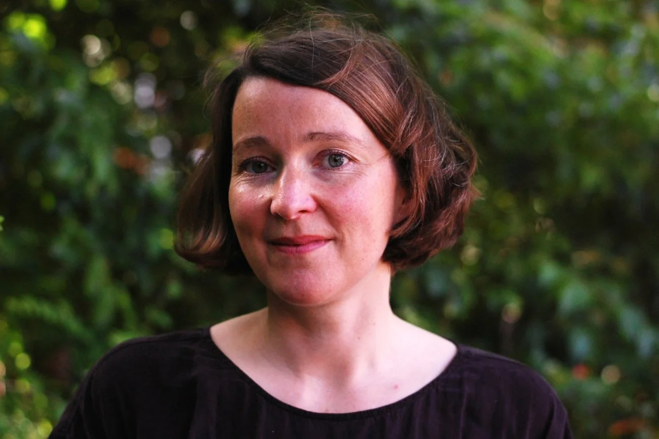 Eine Frau mit kinnlangen Haaren schaut in die Kamera