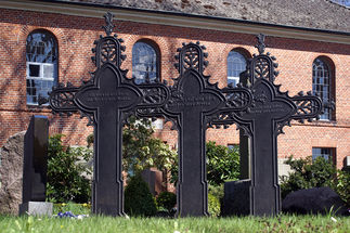 Metallkreuze vor der St.-Nikolai-Kirche Hohenhorn