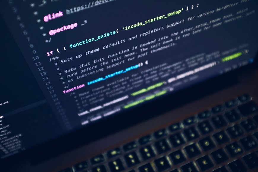 Code am Computer - Copyright: Luca Bravo/unsplash