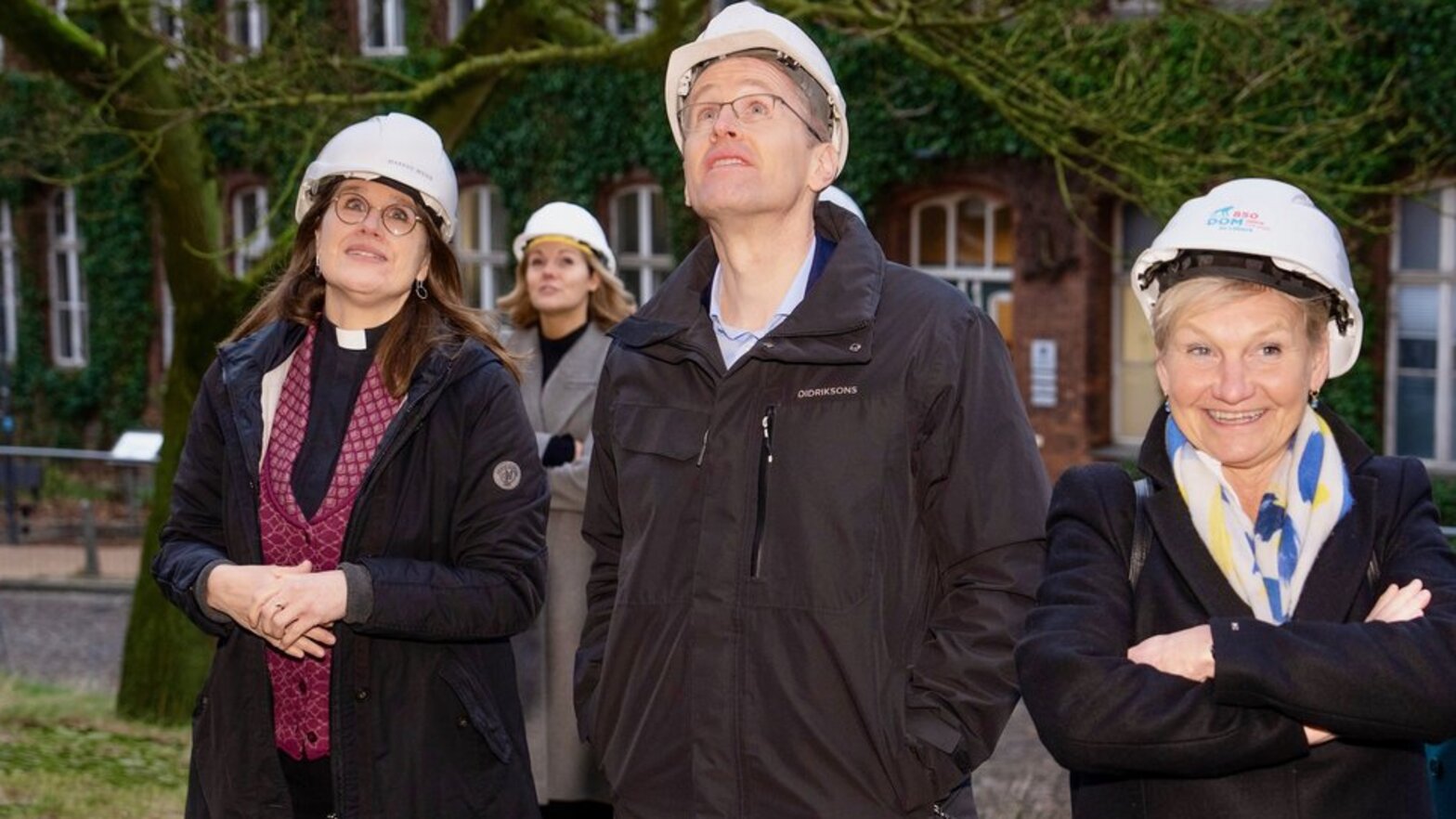 Menschen an einer Kirche 