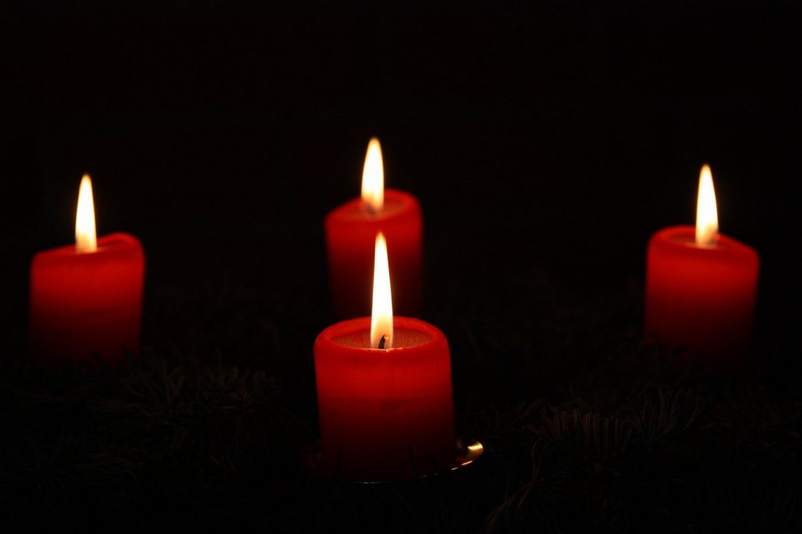 Adventskranz mit 4 angezündeten Kerzen