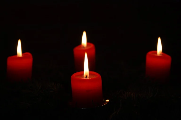 Adventskranz mit 4 angezündeten Kerzen