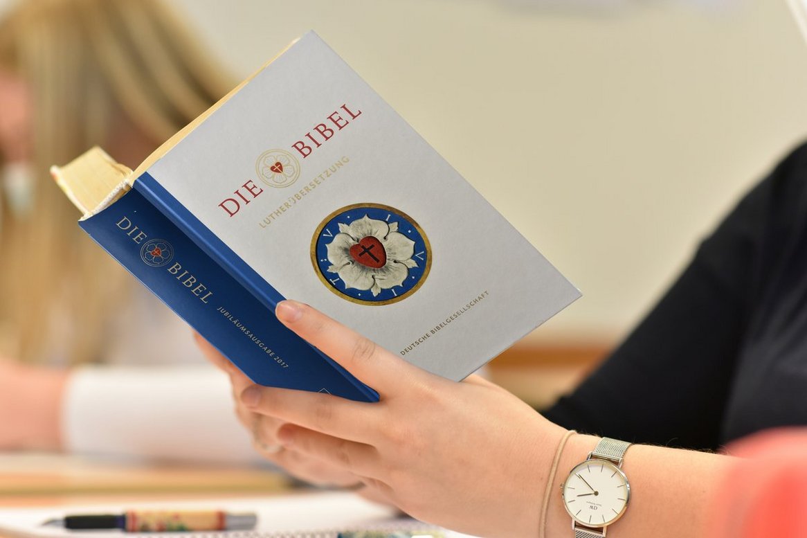 Hände halten eine Bibel