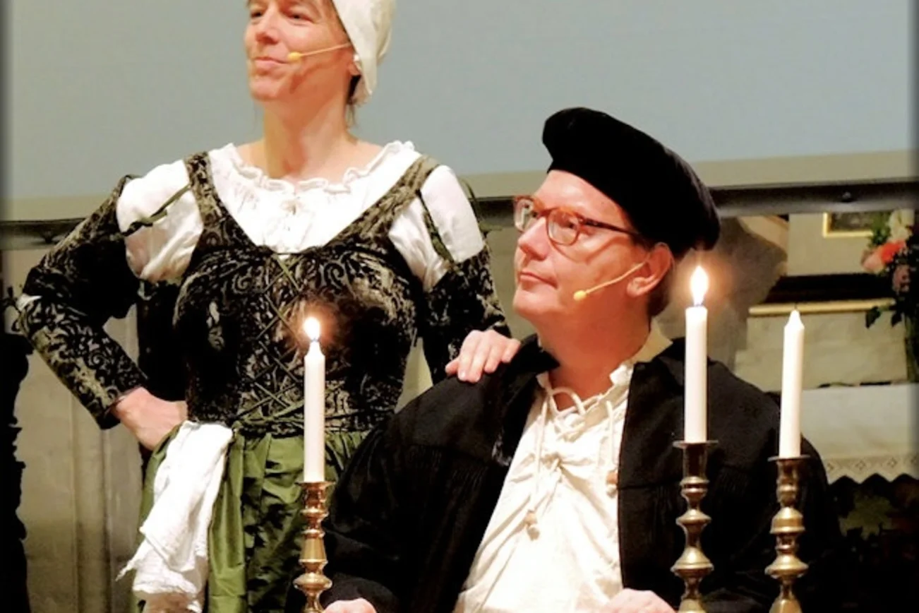 Zwei Menschen in historischen Gewändern