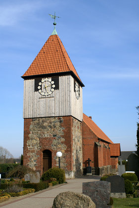 Außenansicht der Pötrauer Kirche