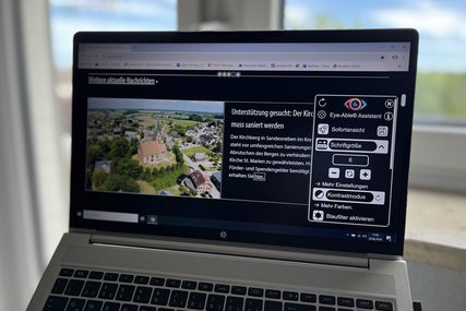 Aufgeklappter Laptop mit Eye-Able Softwarte auf dem Bildschirm. - Copyright: Annkathrin Bornholdt