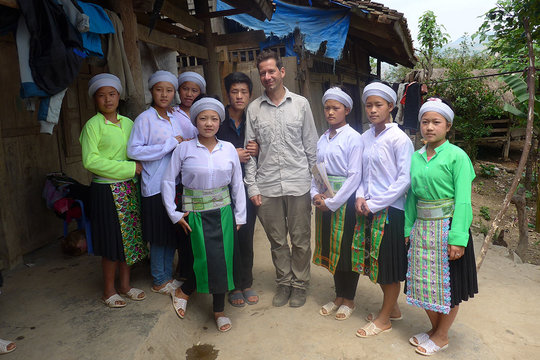 Pastor Kai Feller mit Anhänger*innen der Duong Van Minh Religion nach einem Gottesdienst
