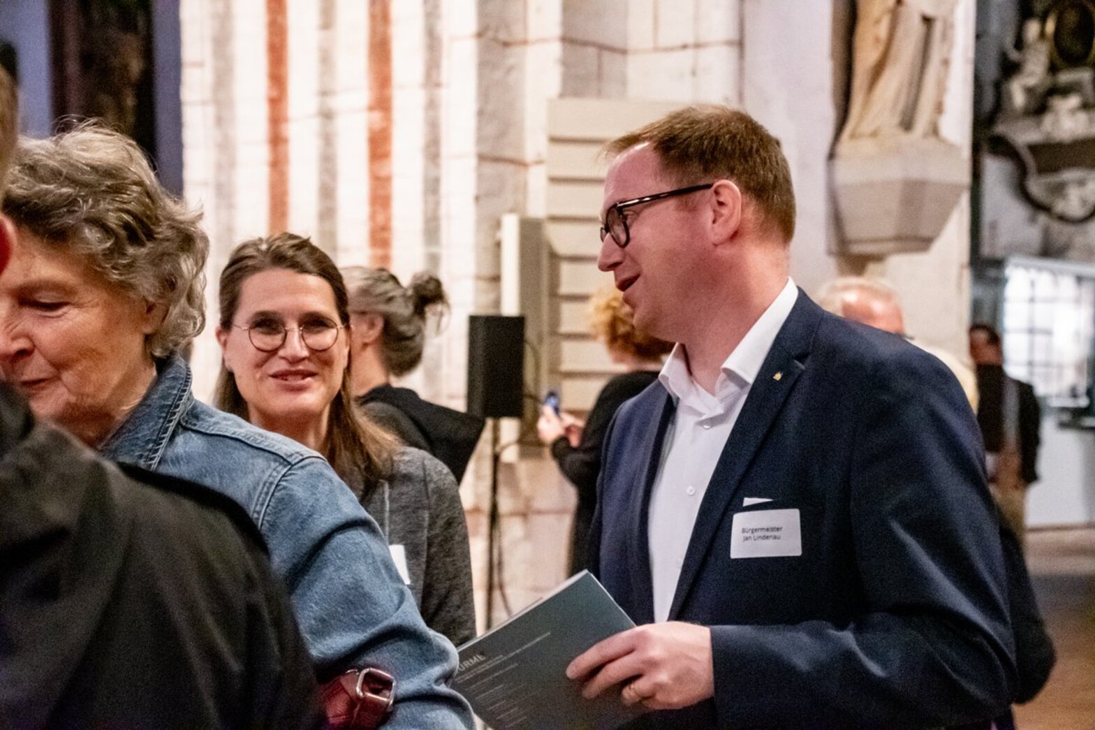 Menschen in einer Kirche