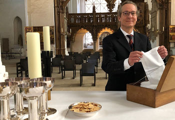 Heiko Gruhl bereitet den Altar für einen Gottesdienst mit Abendmahl vor. Zu sehen sind Oblaten und Kelche für den Wein. - Copyright: Margrit Wegner