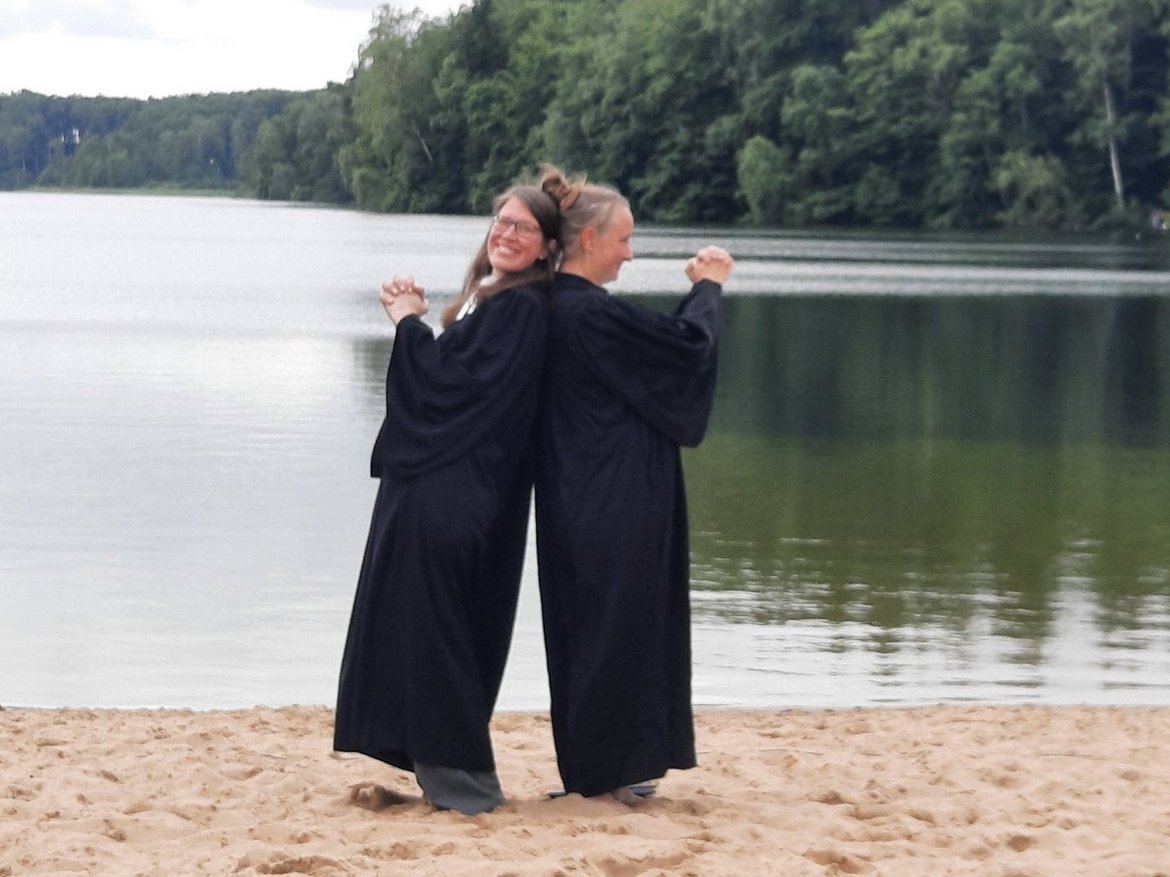 Zwei Pastorinnen an einem See