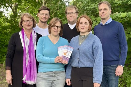 Menschen schauen in die Kamera - Copyright: Marien-Pfarrsprengel