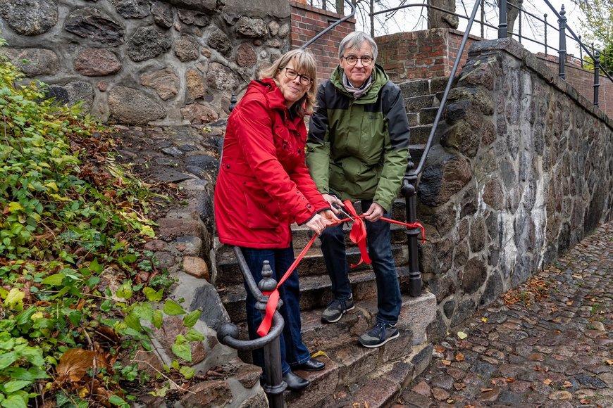 Zwei Personen stehen an einer Treppe - Copyright: Jens Butz