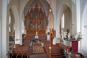 Blick vom Singechor auf die Orgel und den Innenraum von St. Aegidien
