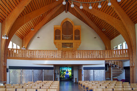 Blick auf die Empore mit Orgel in der Versöhnungskirche Travemünde