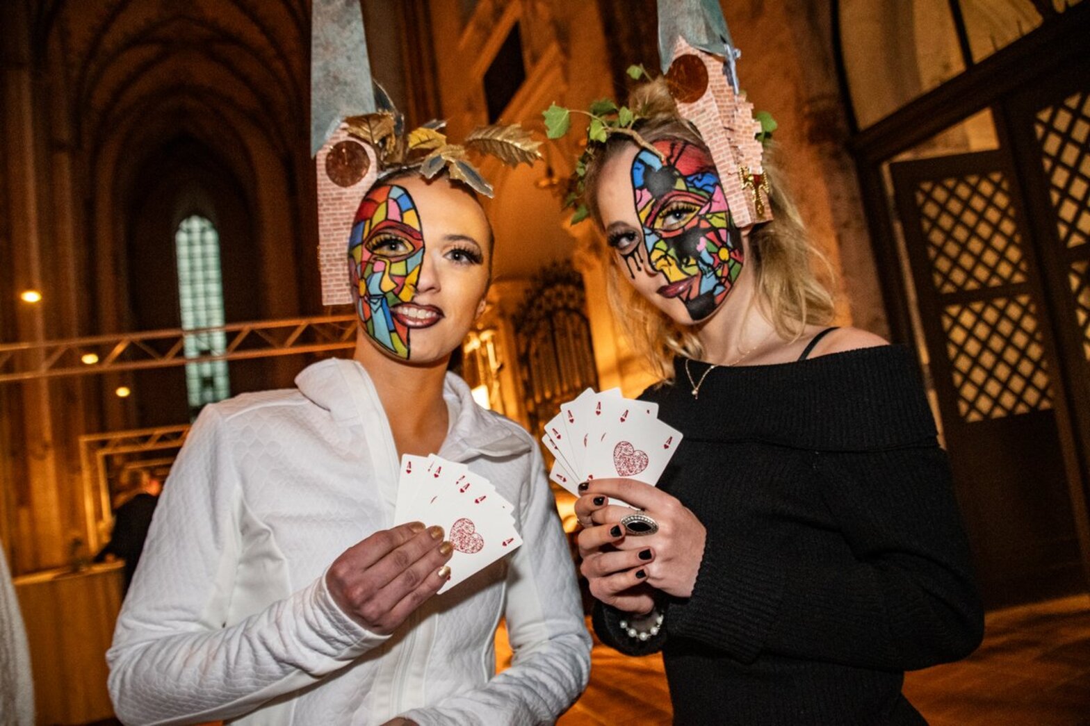 Menschen in einer Kirche