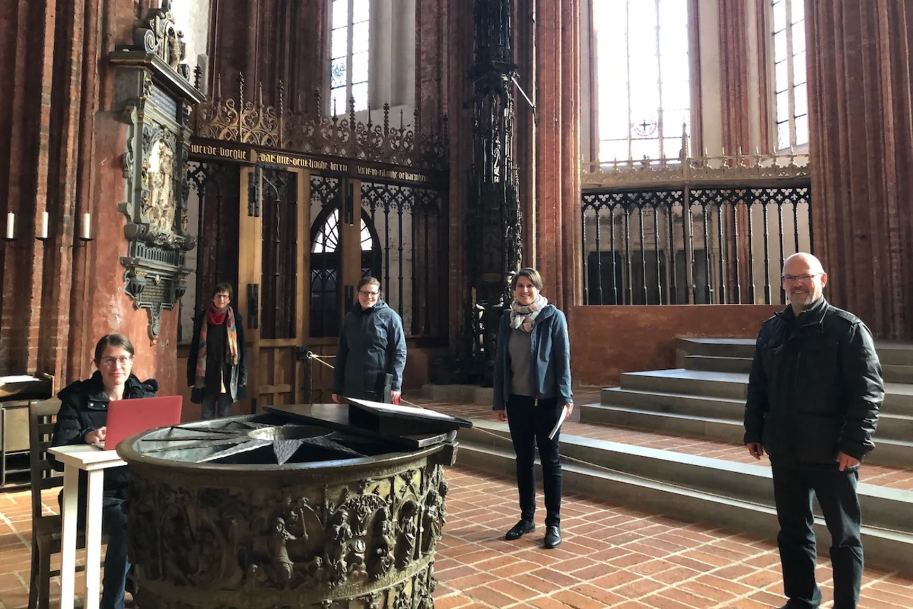 Gemeinsames Einsprechen für den Ostersonntag-Gottesdienst in St. Marien: Pastorin Inga Meißner verantwortet die Technik (li), es sprechen Cornelia Schäfer, Vorsitzende des Kirchengemeindeverbands Innenstadt,Dom-Vikarin Carolin Sauer, Margrit Wegner und Martin Klatt.