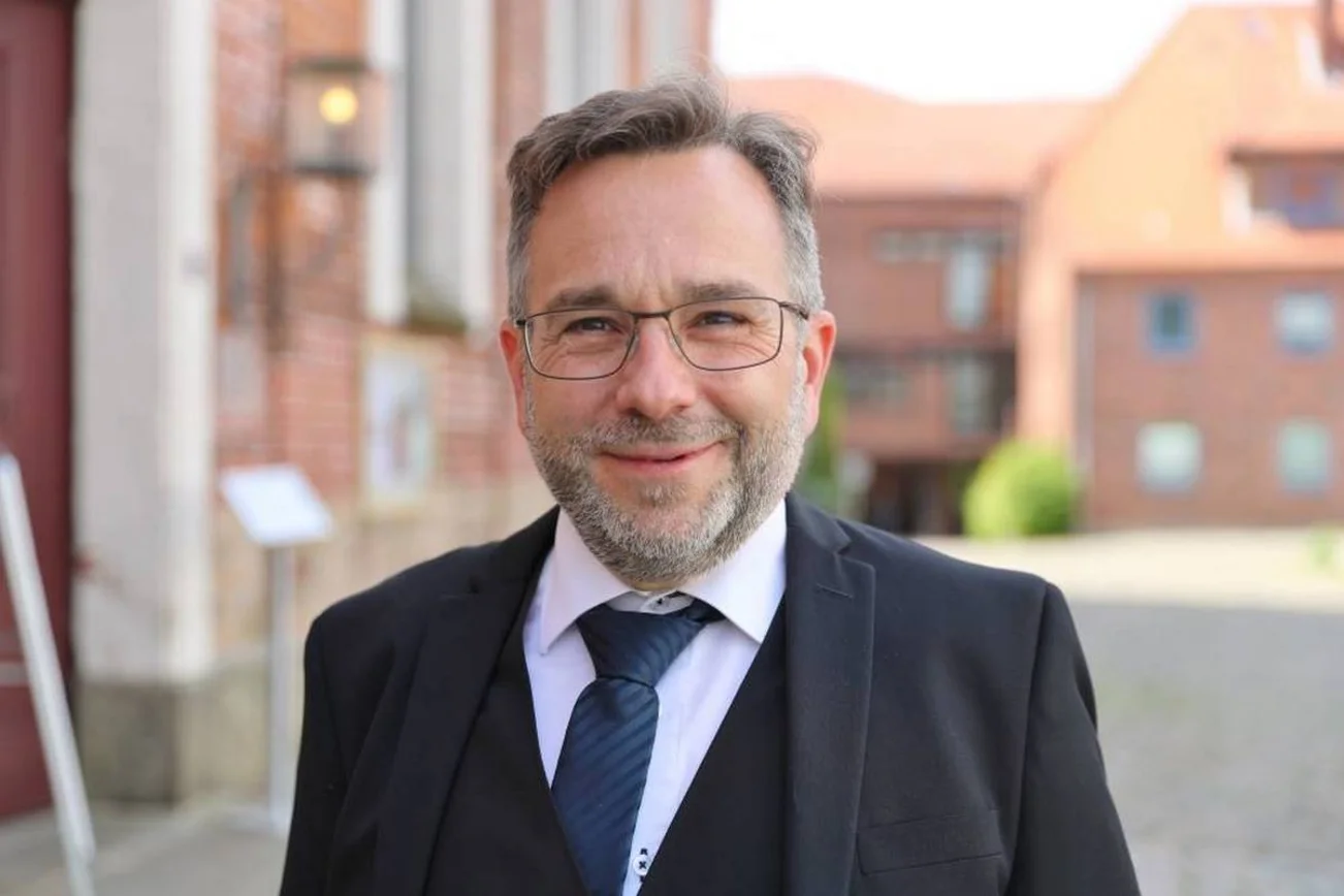 Mann lächelt in die Kamera