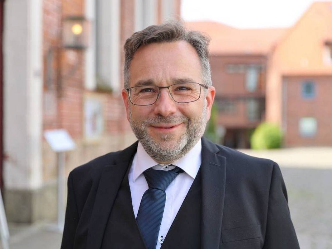 Mann lächelt in die Kamera