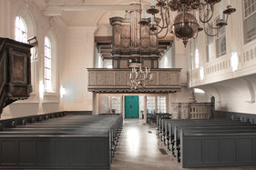 Der Innenraum von St. Georg mit Blick auf die Orgelempore