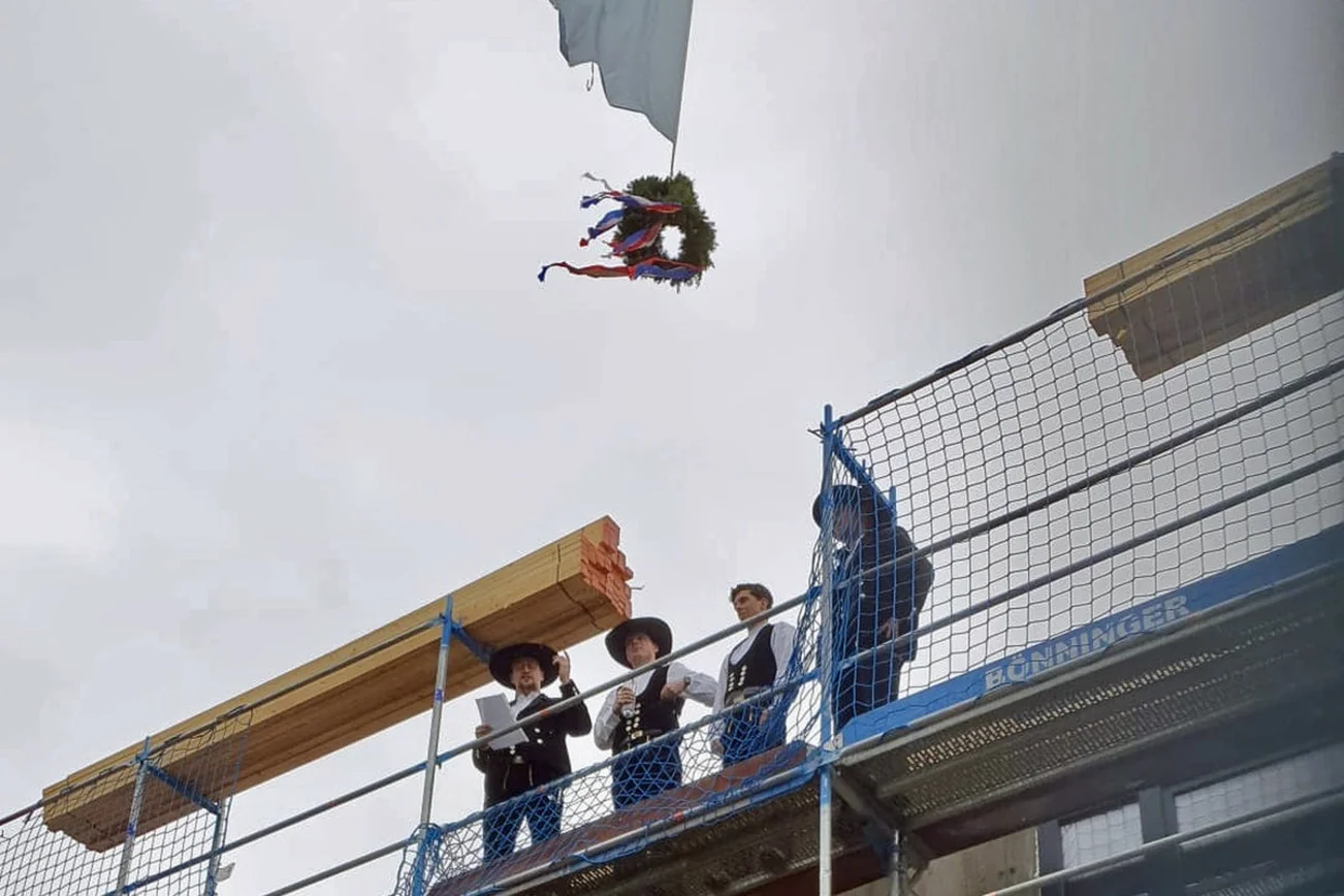 Handwerker auf einem eingerüsteten Gebäude