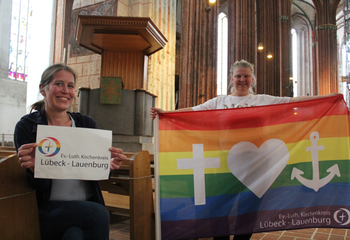 Zwei Frauen in St. Marien mit Regenbogen-Flagge. - Copyright: Oliver Pries