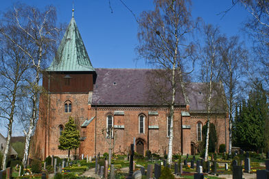 Außenansicht der St.-Johannis-Kirche in Krummesse, von der Seite - Copyright: Manfred Maronde