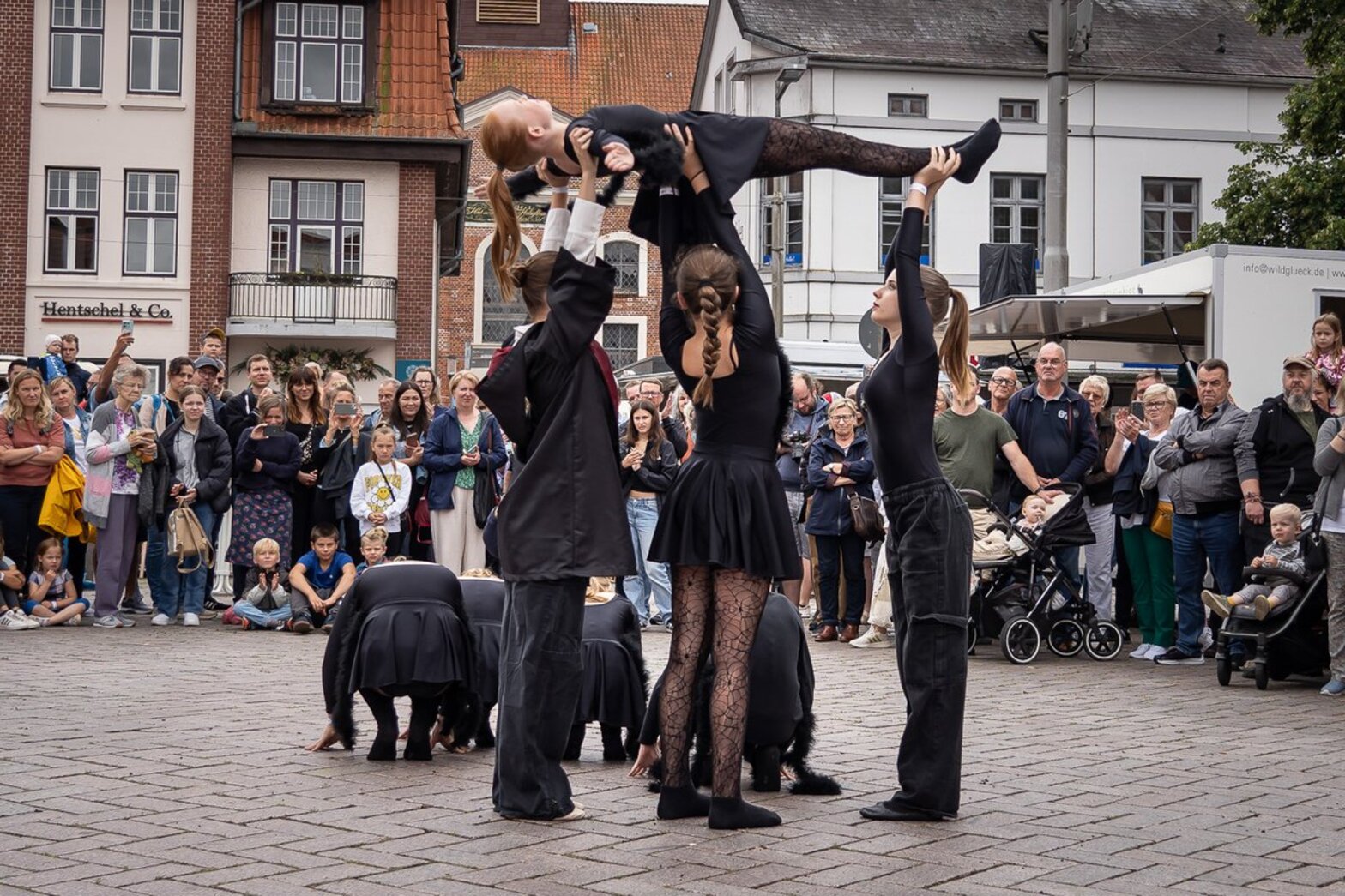 Menschen zeigen eine Vorführung