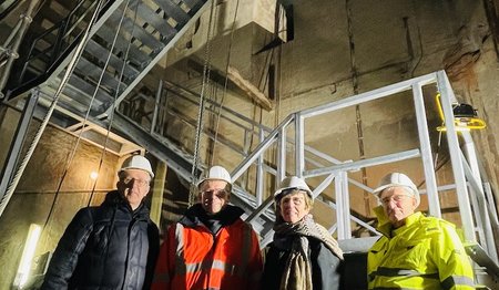 Vier Personen stehen vor der Wartungstreppe im Nordturm Dom zu Lübeck