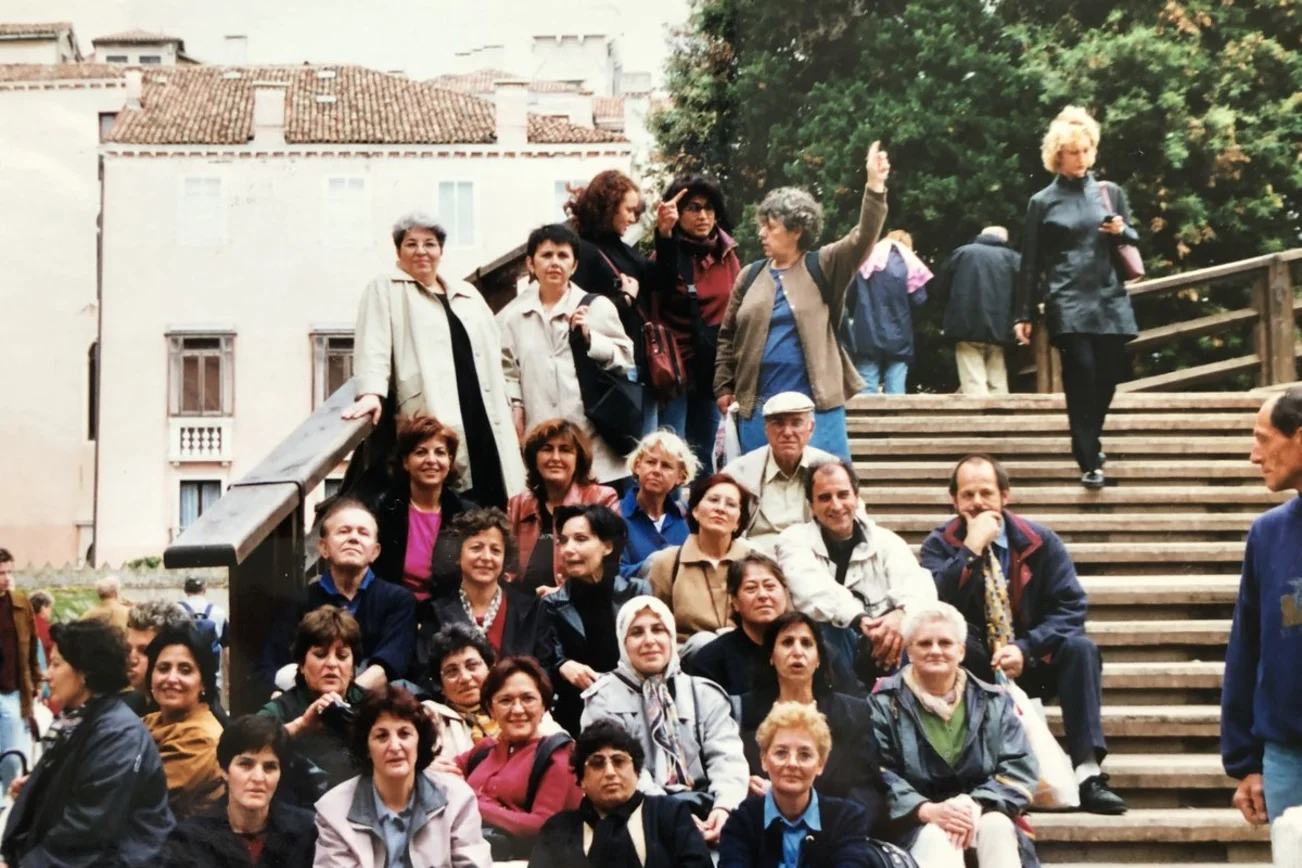 Gruppenbild mit Menschen.