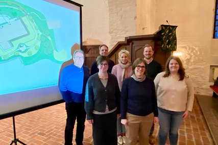 Gruppe von Personen vor Beamer-Leinwand - Copyright: Carsten Papendick