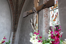 Blick auf das Altarkreuz in St. Johannis Sterley